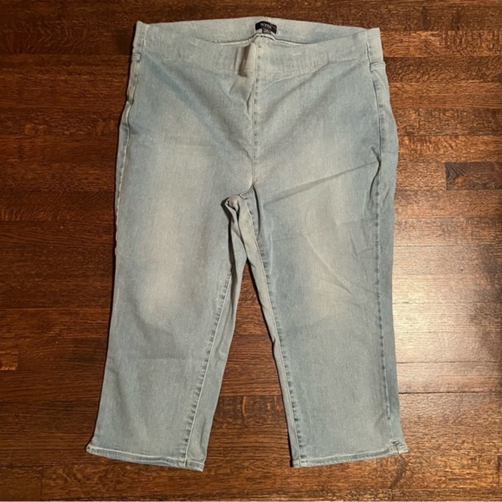 NYDJ size 2X light blue wash pull on stretch capris